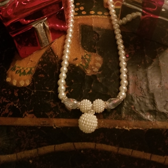 🏷Costume Jewelry Pearl Necklace an Stud Earrings - Picture 4 of 4